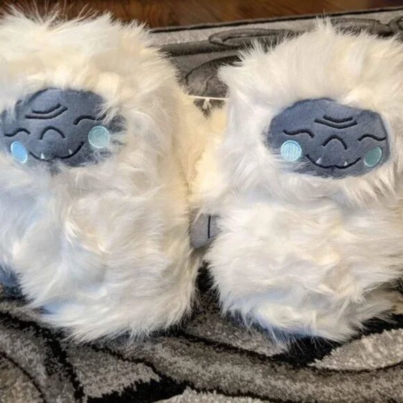 American Eagle Yetti Slippers NEW Size M/L - Picture 1 of 5